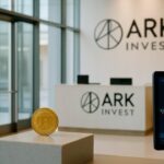 Ingang van het ARK Invest kantoor in een modern glazen gebouw met logo bij de receptie