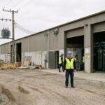 Technicus voor een industrieel datacenter dat deels van Bitcoin mining naar AI-rekenkracht wordt omgebouwd