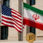 Amerikaanse en Iraanse vlag naast elkaar bij een diplomatiek gebouw met een kleine Bitcoin-munt op de voorgrond
