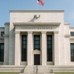 Het gebouw van de Amerikaanse Federal Reserve in daglicht met stenen zuilen
