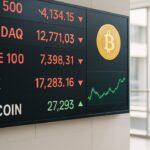 Beursscherm in een handelszaal met rode dalende indexen en een relatief stabiele Bitcoin-koerslijn