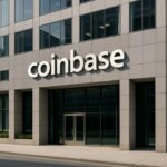 Kantoorgebouw met Coinbase-logo op de gevel in helder daglicht