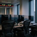 Verlaten handelsvloer met beeldschermen die verwijzen naar getokeniseerde aandelen op Wall Street