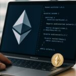Laptopscherm met Ethereum-logo en programmacode op een bureau, symbool voor de nieuwe bestuursbenoeming bij de Ethereum Foundation