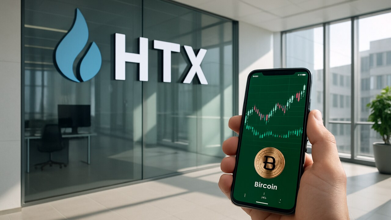 HTX-logo op een glazen kantoorwand met op de voorgrond een smartphone met een groen handelsscherm
