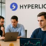 Modern kantoor met het Hyperliquid-logo op de wand en ontwikkelaars die samen aan een tafel werken