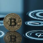 Gouden bitcoin-munt tussen abstracte blauwe meters en dashboards, symbool voor marktsignalen rond bitcoin