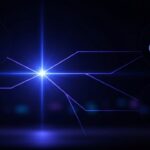 Oplichtend netwerk dat vertakt naar een AI-chip, robotarm en blockchain-kubus, symbool voor het brede AI-fonds van Paradigm