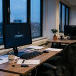 Verlaten kantoorwerkplek met een donker computerscherm, sfeerbeeld bij het faillissement van cryptoplatform Knaken
