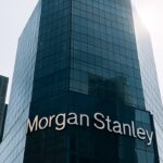 Het hoofdkantoor van Morgan Stanley met het logo duidelijk zichtbaar op de glazen gevel