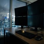 Verlaten handelsbureau met uitgeschakelde schermen en een klein slotje op het toetsenbord, symbool voor een DeFi-hack