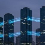 Verlichte bankwolkenkrabbers in de avond met blauwe digitale lichtstromen die tussen de torens vloeien, symbool voor een wereldwijd betalingsnetwerk.