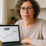 Vrouw achter laptop met XRP-koers denkt na over sparen voor haar pensioen