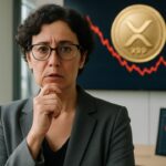 Vrouw in een kantoor voor een scherm met het XRP-logo en een dalende rode koerslijn