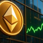 Groot verlicht Ethereum-logo op een gevel, met een oplopende groene koersweergave ernaast