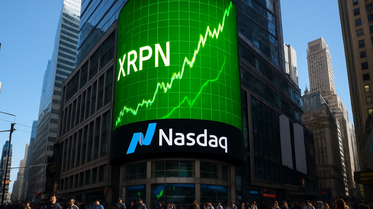 Nasdaq-gebouw in New York met de ticker XRPN en een groene stijgende grafiek op het grote scherm