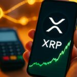 Smartphone met het XRP-logo en een stijgende groene grafiek, symbool voor groeiende activiteit op de XRP Ledger