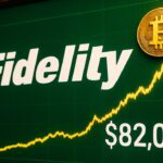 Fidelity-logo op een groen beursscherm met een stijgende bitcoingrafiek richting 82.000 dollar