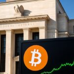 Gebouw van de Federal Reserve met een scherm dat een stijgende Bitcoin koers en het Bitcoin-logo toont