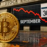 Fysieke Bitcoin-munt voor een beursgevel met rode dalende koersen en een septemberkalender