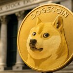 Fysieke Dogecoin-munt met Shiba Inu-logo voor de gevel van de New York Stock Exchange