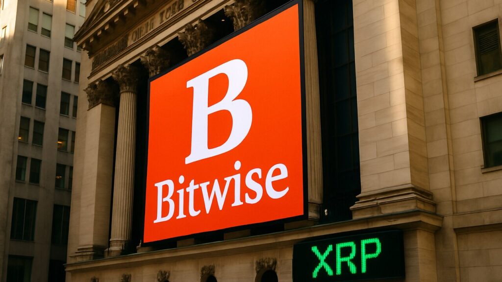 Groot Bitwise-logo en de ticker XRP op een beeldscherm aan de gevel van de New York Stock Exchange