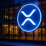 Groot XRP-logo op de gevel van een financieel gebouw, symbool voor de uitbreiding van kredietinfrastructuur op de XRP Ledger
