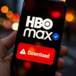 Smartphone toont een geverifieerde HBO Max-advertentie op Reddit met een verdachte download-pop-up