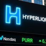 Hyperliquid-logo op een groot buitenscherm bij een beursgebouw met een oplopende koersticker