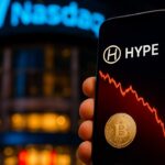 Smartphone met een dalende rode HYPE-koersgrafiek en het Hyperliquid-logo, met op de achtergrond een Nasdaq-tickerbord