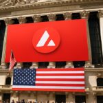 Het gebouw van de New York Stock Exchange met een groot Avalanche-logo op een digitale banner aan de gevel