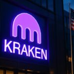 Gebouwgevel met groot Kraken-logo en een Amerikaanse vlag ernaast