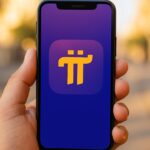 Een hand houdt een smartphone vast met het paarse Pi Network-logo duidelijk in beeld.