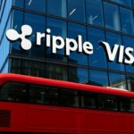 Herkenbare logo's van Ripple en Visa op een modern gebouw in Londen, symbool voor de gezamenlijke investering in Velocity