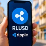 Smartphone met het RLUSD-logo van Ripple voor een Europese straat