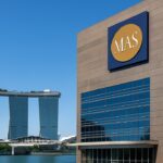 De skyline van Singapore met het financiele district, symbool voor de nieuwe stablecoin-regels van toezichthouder MAS