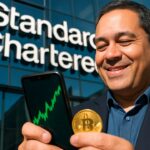 Standard Chartered-logo op een bankgevel met op de voorgrond een telefoon met een stijgende groene koersgrafiek