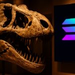 Gefossiliseerde dinosaurusschedel in de schijnwerpers naast een scherm met het Solana-logo