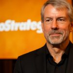Michael Saylor van Strategy voor een groot Strategy-logo tijdens een persmoment