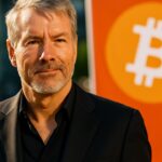 Michael Saylor van Strategy voor een banner met het Bitcoin-logo