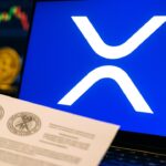 Groot XRP-logo op een helder scherm naast een officieel ogend regelgevingsdocument