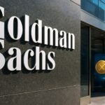Gevel van het Goldman Sachs hoofdkantoor met groot logo, gezien vanaf straatniveau