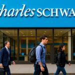 Gevel van een Charles Schwab-gebouw met duidelijk zichtbaar logo, gefotografeerd vanaf straatniveau