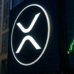 Groot XRP-logo op een digitaal scherm met een stijgende groene koersgrafiek ernaast