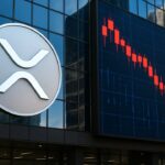 Groot XRP-logo op een gebouwgevel naast een scherm met een dalende rode koersgrafiek