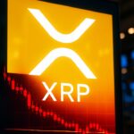 XRP-logo op een beursscherm met een koersgrafiek die verkoopdruk toont terwijl de prijs standhoudt
