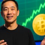 Matt Huang van Paradigm spreekt op een podium met op de achtergrond een groene stijgende koersgrafiek