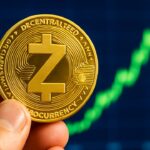 Fysieke Zcash-munt voor een scherm met een stijgende groene koersgrafiek